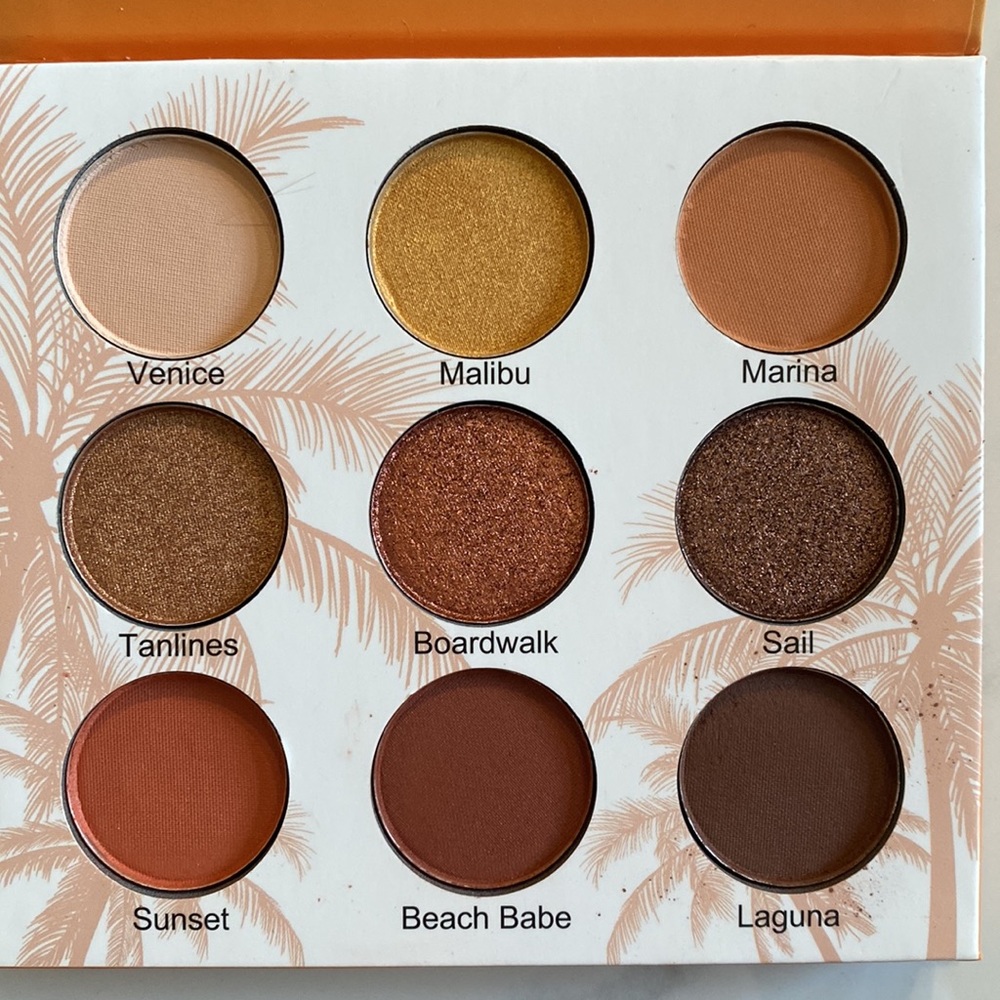 BEAUTY CREATIONS
Cali Chic Eyeshadow Palette